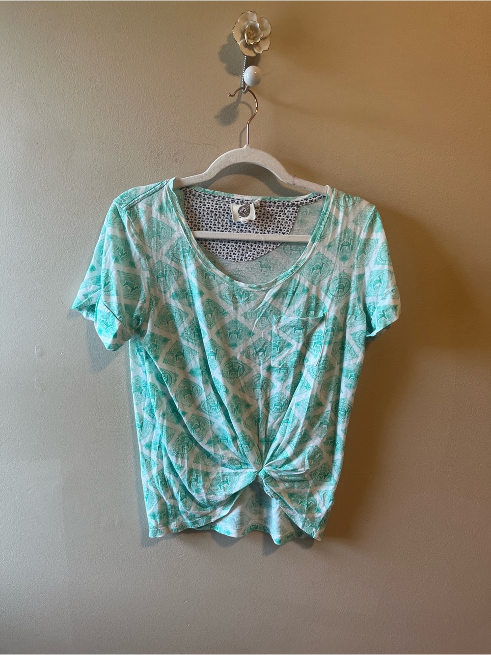Lilka Anthropologie Green White Camel tee size XS